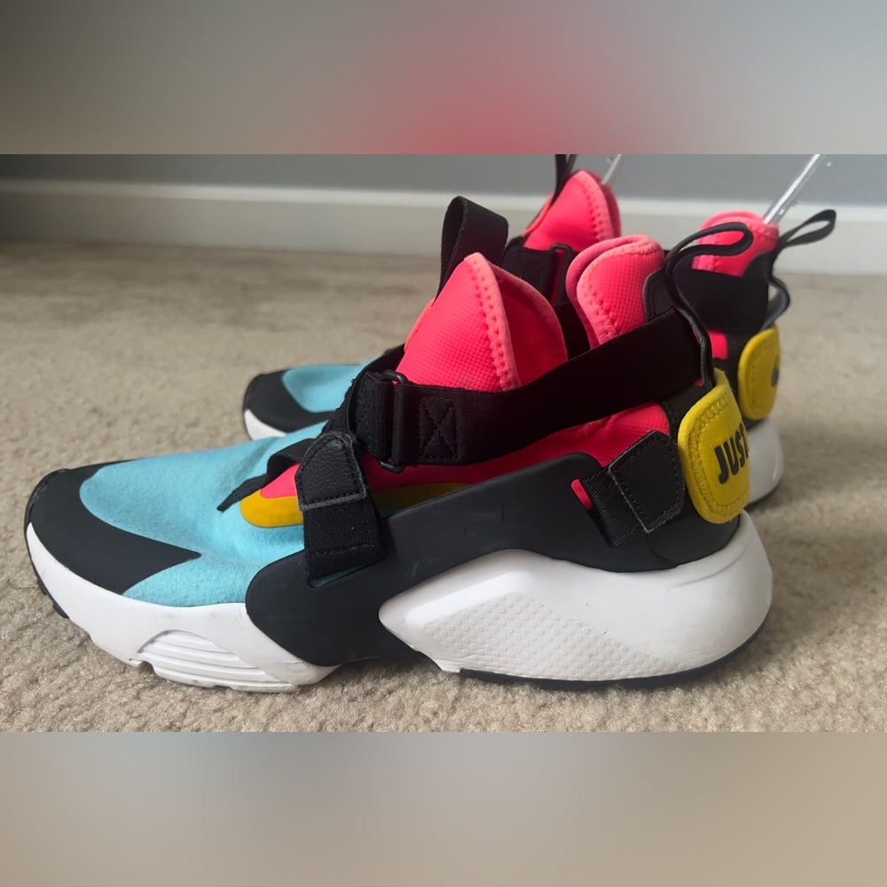 Nike Air Huarache City  - Size 9.5 - Picture 10 of 14